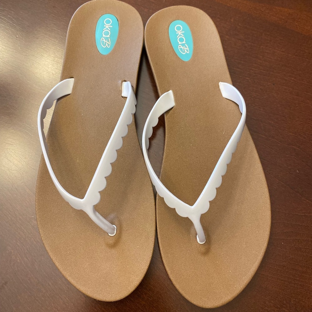 oka-B White/Tan Bristol Flip Flops Size 9